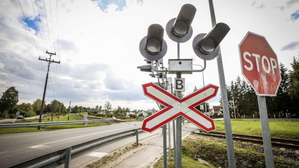 У Дніпрі тимчасово перекриють рух через залізничний переїзд Міст в Дніпрі