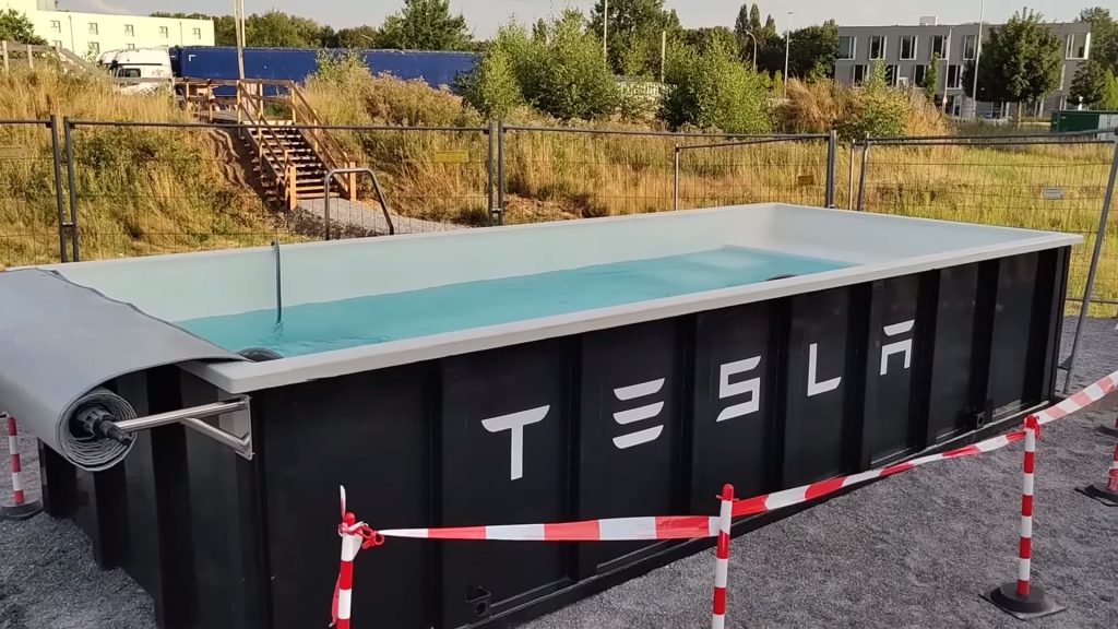 Tesla встановлює басейни та лаундж-зони біля зарядних станцій