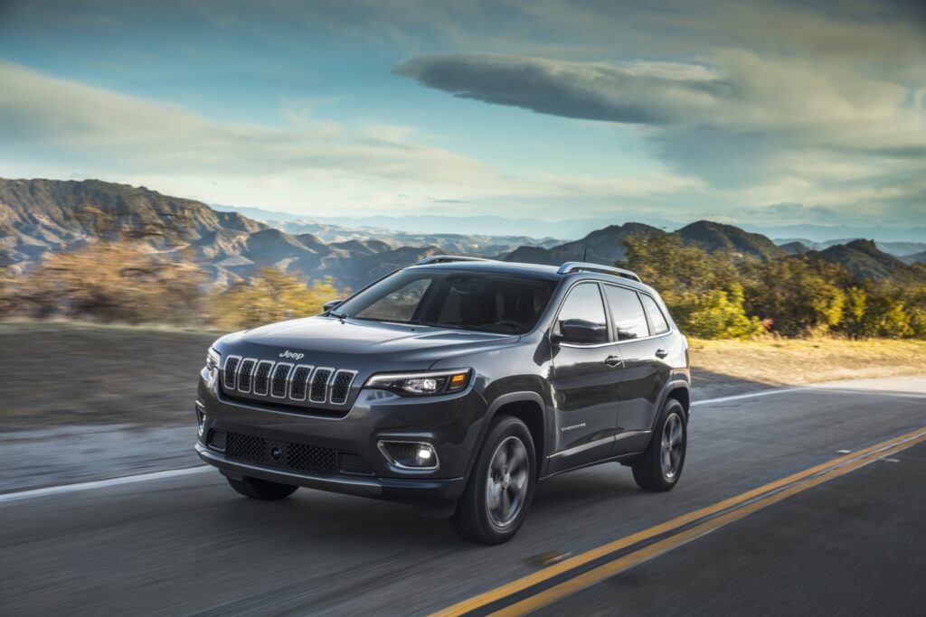 Jeep удвічі скоротив лінійку Cherokee та підвищив ціни Jeep удвічі скоротив лінійку Cherokee та підвищив ціни