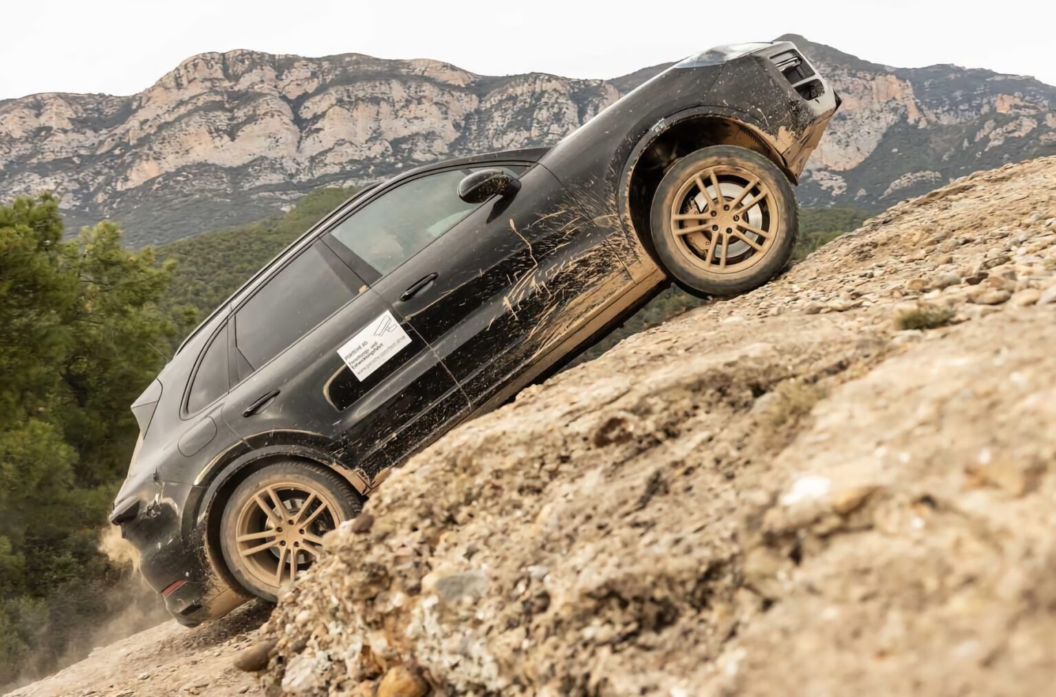 Porsche показала фотографії оновленого Cayenne