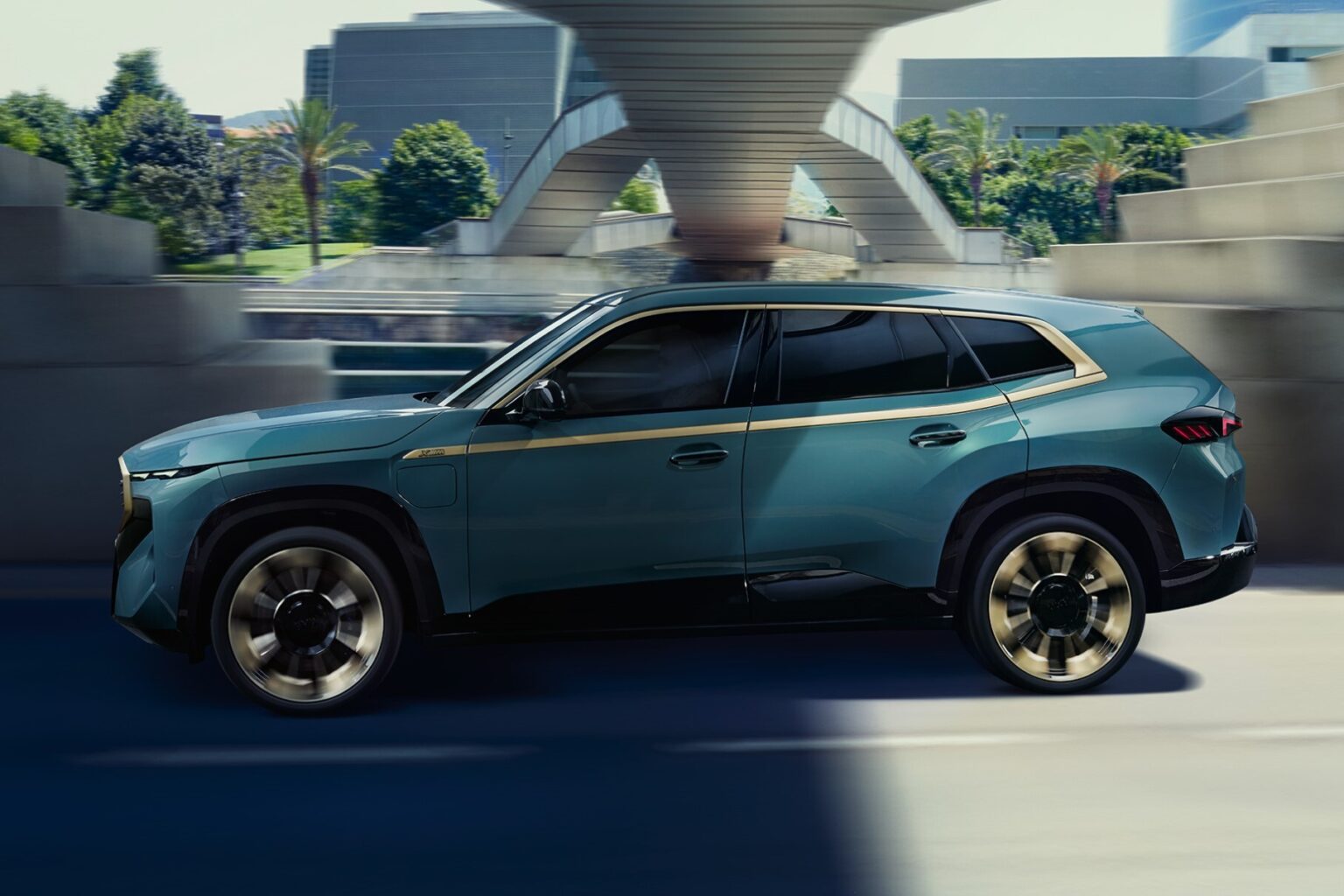 BMW оголосила про відкликання суперкросовера XM: може спалахнути