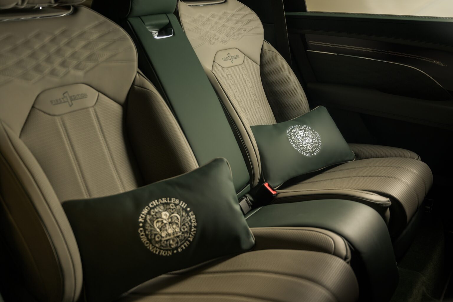Bentley випустила спеціальні подушки до коронації Карла III