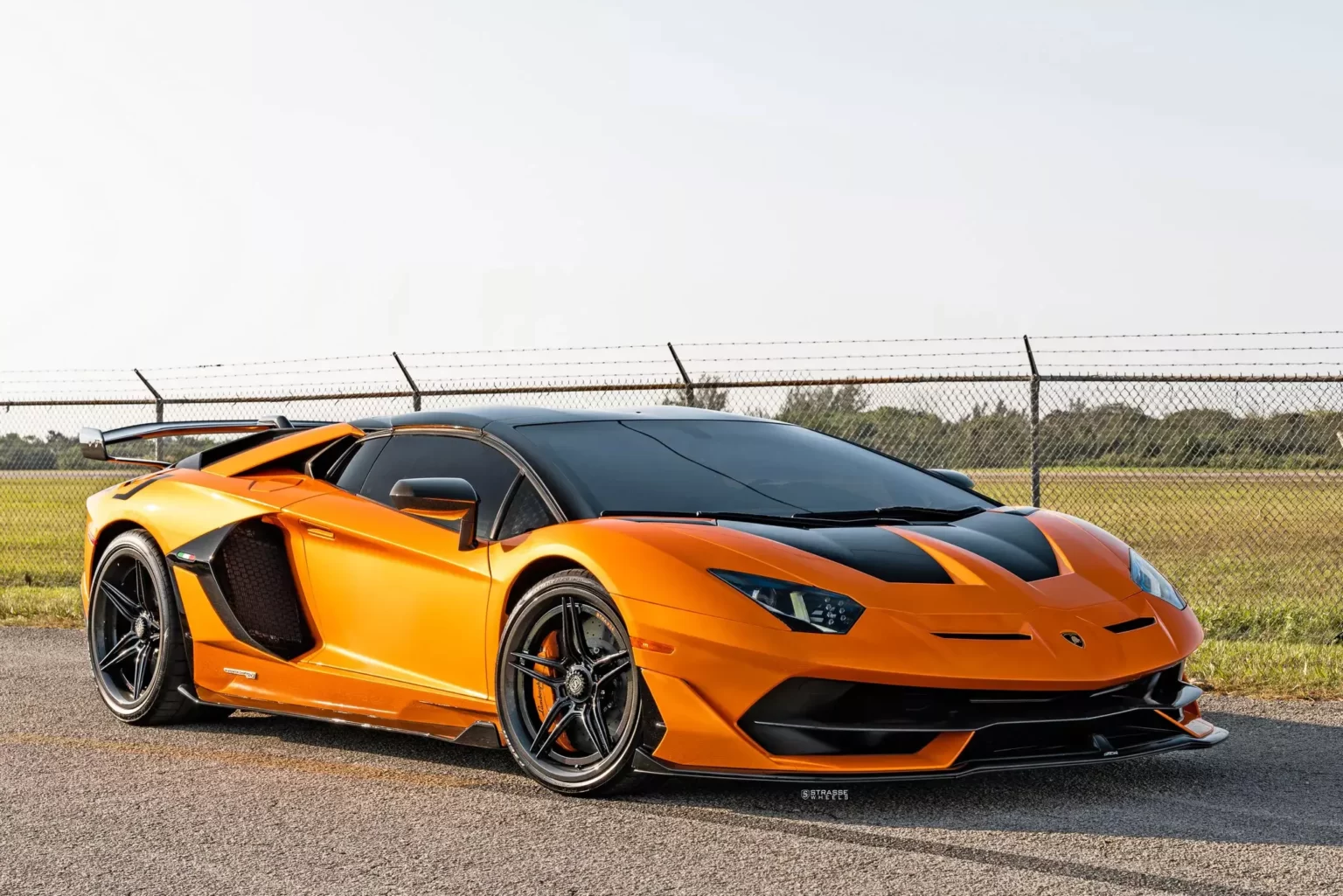 Для Lamborghini Aventador SVJ зробили карбонові колеса