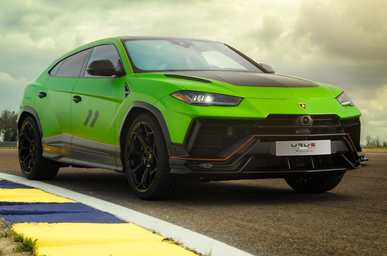 Lamborghini випустила спеціальний Urus для власників гіперкара Essenza SCV12 1