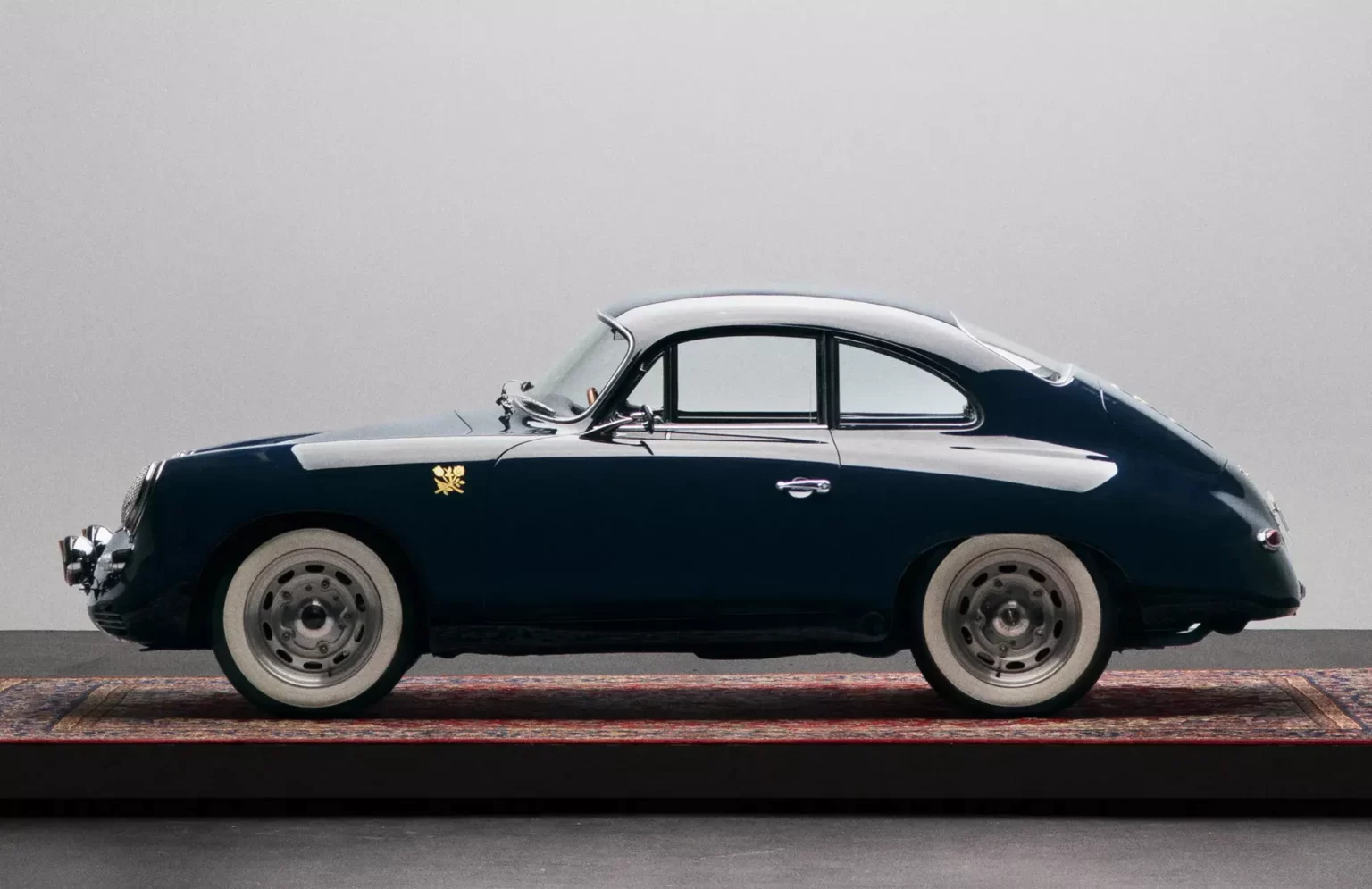 Подивіться на прикрашений сусальним золотом класичний Porsche 356