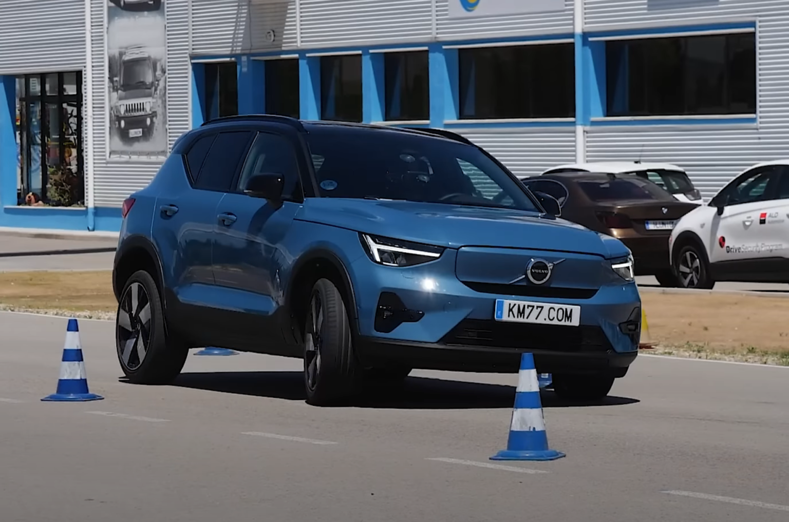 Volvo XC40 Recharge несподівано перевершила модель C40 Recharge на «лосиному тесті»