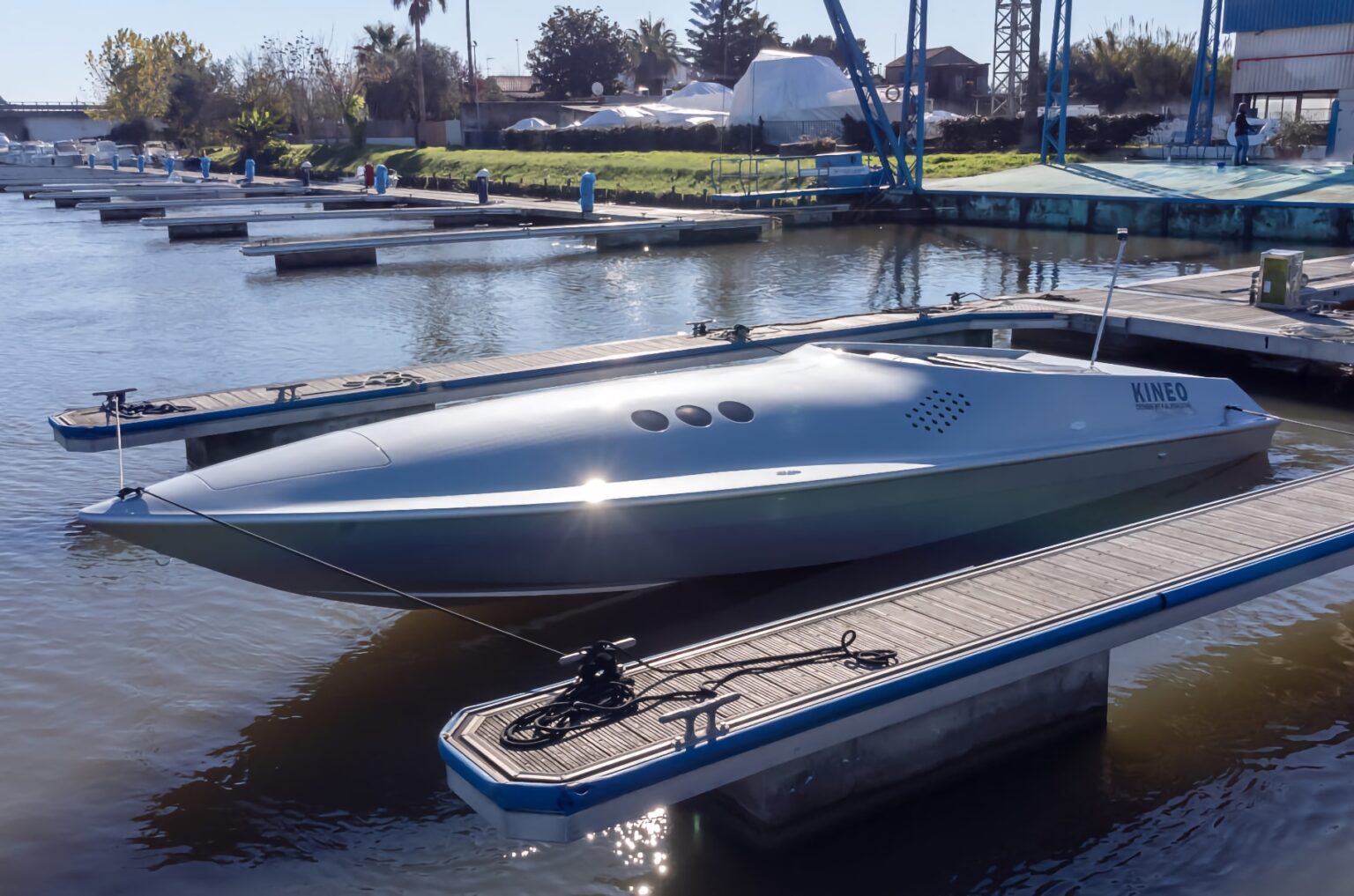 На продаж виставили рідкісний катер із дизайном Porsche