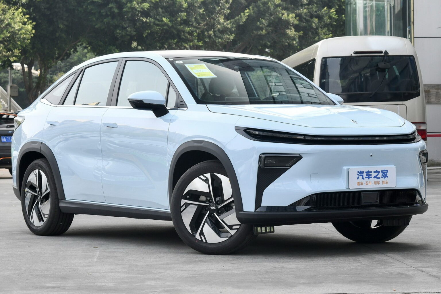 Geely почала продажі нового крос-купе дешевше за Tugella