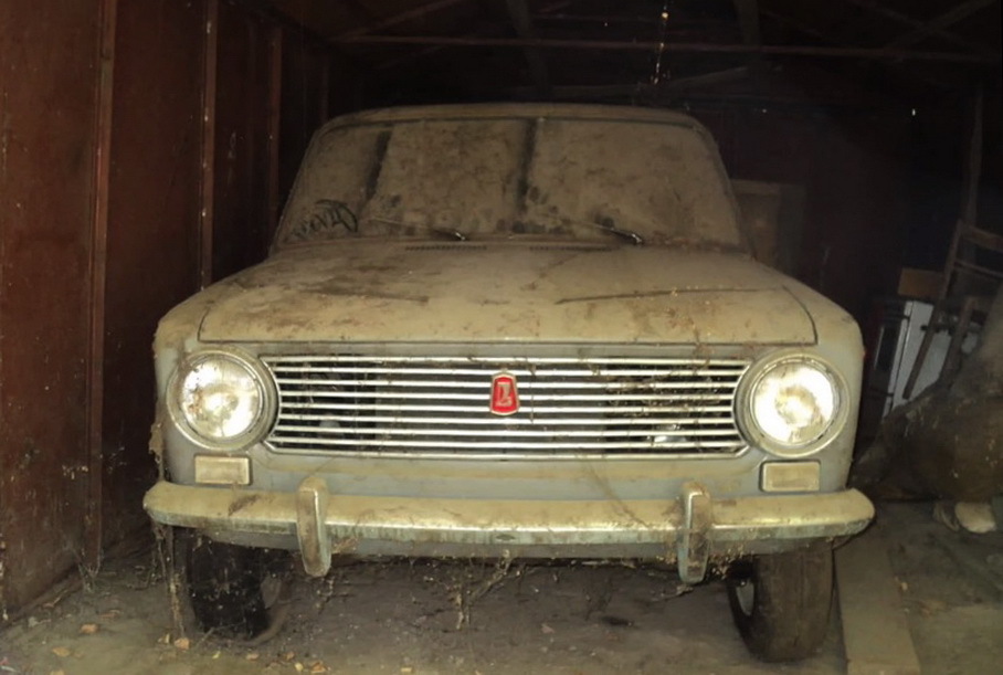 В Ірпені знайшли новий ВАЗ-2102, який простояв у гаражі 50 років