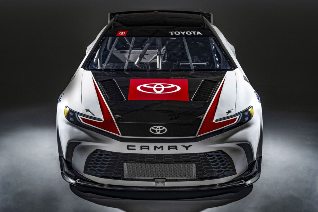 Toyota представила 700-сильну гоночну Camry для NASCAR