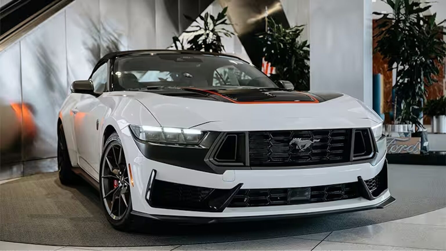 Ford збудував унікальний кабріолет Mustang Dark Horse