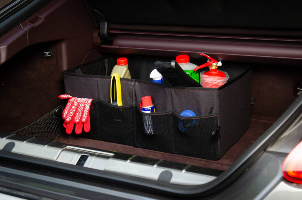 5 речей, які варто тримати в багажнику, щоб не стресувати у дорозі речі в багажнику авто