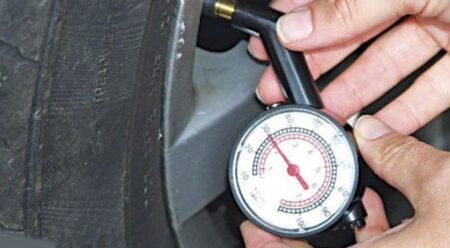 перевірка тиску в шинах