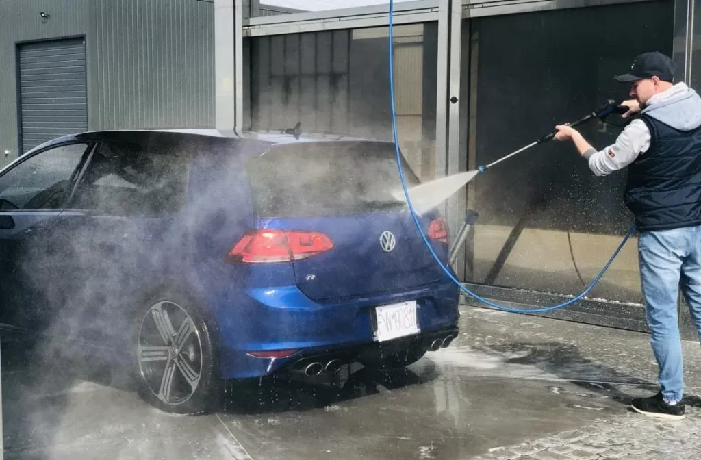 Мити авто під дощем: дурна ідея чи розумний лайфхак? Миття авто під дощем