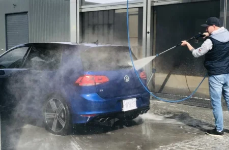 Миття авто під дощем